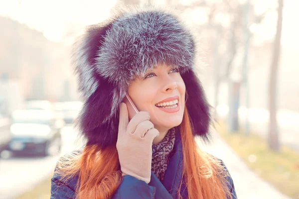 Mujer hablando al teléfono sonriendo sombrero al aire libre en invierno — Foto de Stock