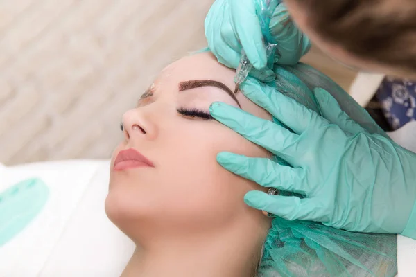 El flujo de trabajo de las cejas de Microblading en un salón de belleza —  Fotos de Stock