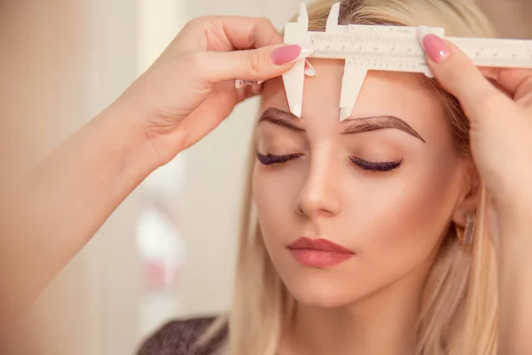 Microblading eyebrows work flow in a beauty salon — Stock Photo, Image