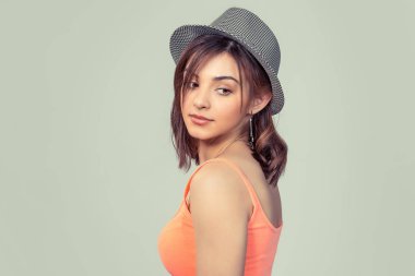 Geri kamera karışık arayan kadın