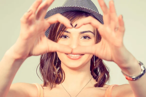 Vrouw hart teken, symbool met de handen maken. — Stockfoto