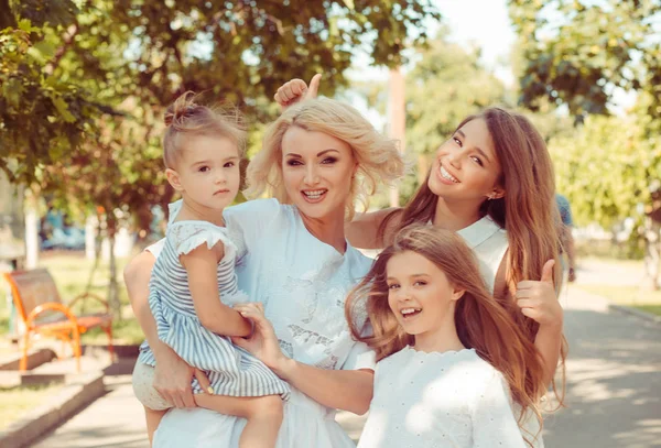 Família feliz de mãe com três filhas — Fotografia de Stock
