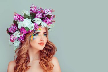 Eflatun çiçekler üzerinden çiçek kafa bandı kadınla genç bayan hayal