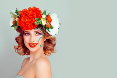 Güzel kadını tarafına bakarak çiçek çelenk