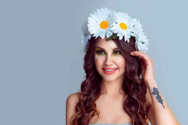 Menina da moda com primavera compõem camomila flor rosto pintura cabeça floral na cabeça — Fotografia de Stock