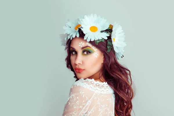 Жінка з ромашковою квітковою пов'язкою та фантастичним креативним макіяжем над обличчям — стокове фото