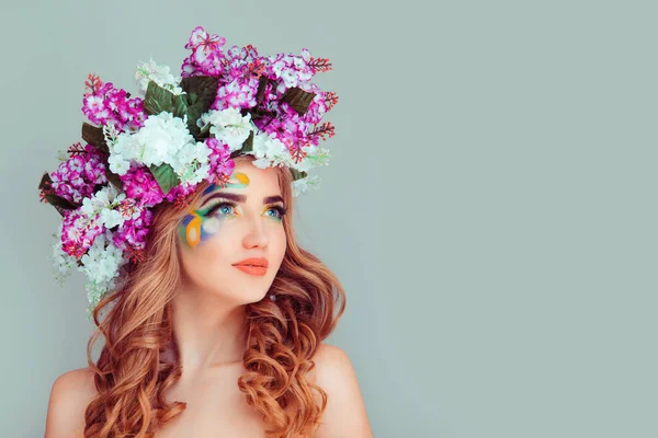 Daydreaming jovem senhora mulher com cabeça floral de flores lilás — Fotografia de Stock