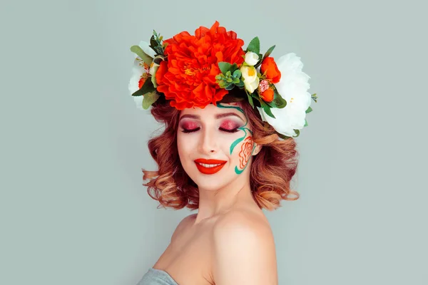Cantik romantis wanita muda dalam karangan bunga berpose di latar belakang — Stok Foto
