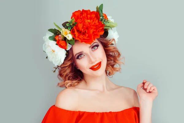 Mulher modelo de moda com penteado encaracolado vermelho branco peônia headband sorrindo — Fotografia de Stock