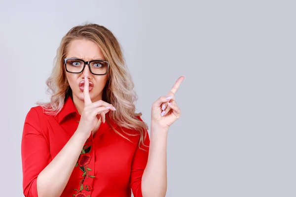 Mujer en gafas haciendo gestos de silencio y señalando —  Fotos de Stock