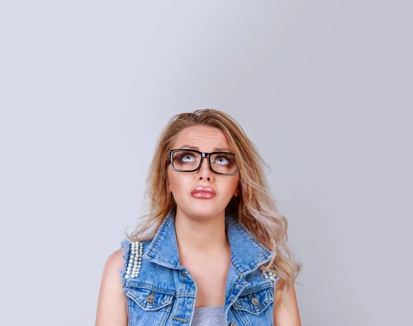 Mujer bonita en gafas sintiendo ansiedad —  Fotos de Stock