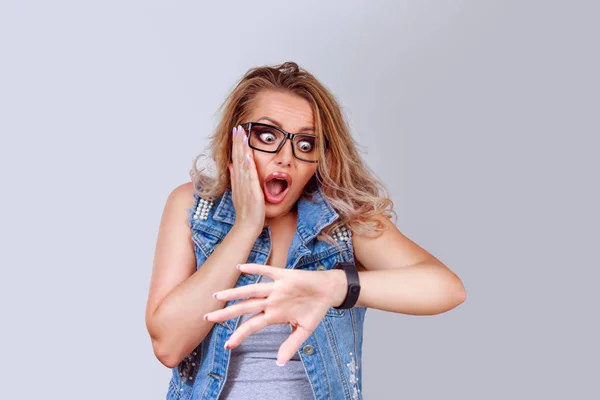 Bang vrouw horloge kijken — Stockfoto