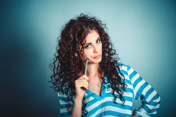 Pensando. mujer con pelo rizado pensamiento celebración pluma en la mejilla mirándote escépticamente — Foto de Stock