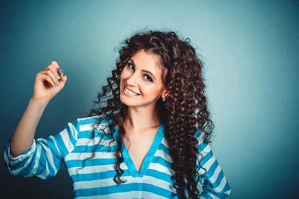 Mulher escrevendo segurando caneta sorrindo feliz — Fotografia de Stock