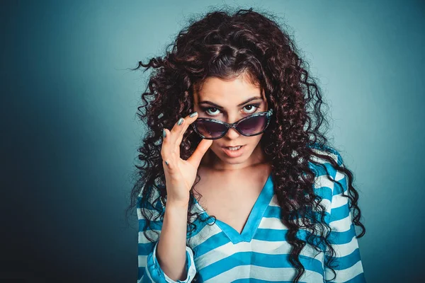 Terkejut wanita muda frustrasi memegang kacamata hitam ke bawah — Stok Foto