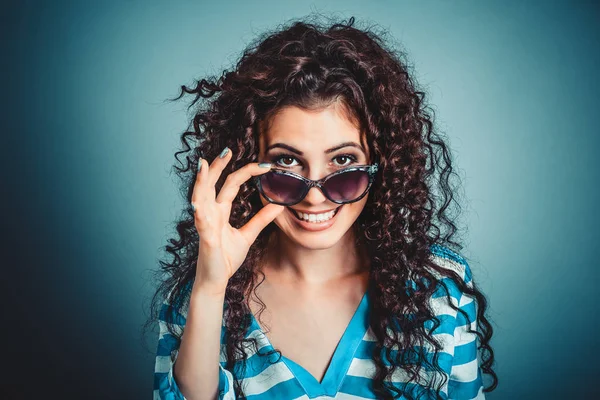 Nő girl gazdaság mosolyogva napszemüveg — Stock Fotó