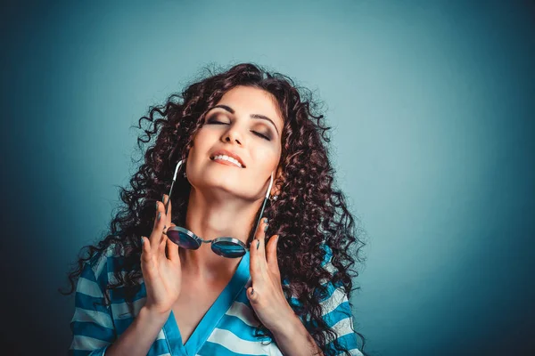 Mulher com óculos de sol posando — Fotografia de Stock