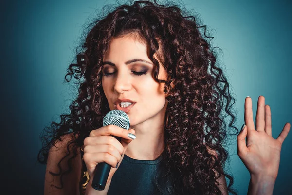 Mulher senhora menina cantando com os olhos fechados no karaoke — Fotografia de Stock