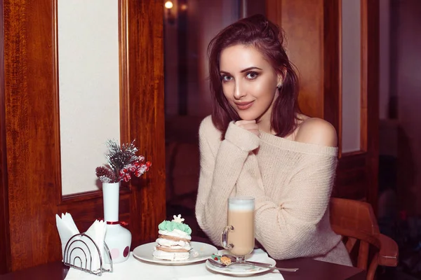Café estilo de vida da cidade. Mulher feliz sorrindo sentado no café — Fotografia de Stock
