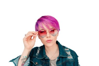 makyaj ve kısa pembe saçlı olan kadın öpücük darbeler