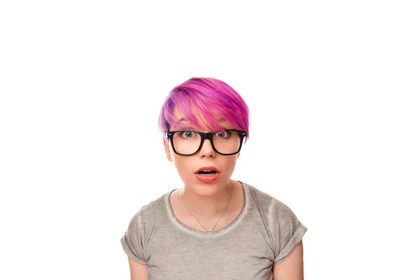 Nerd feminino animado com cabelo magenta e óculos, olha surpreendentemente para a câmera — Fotografia de Stock