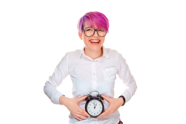 Mujer sonriendo tristemente sosteniendo un reloj en el vientre mostrando que su reloj biológico está marcando —  Fotos de Stock