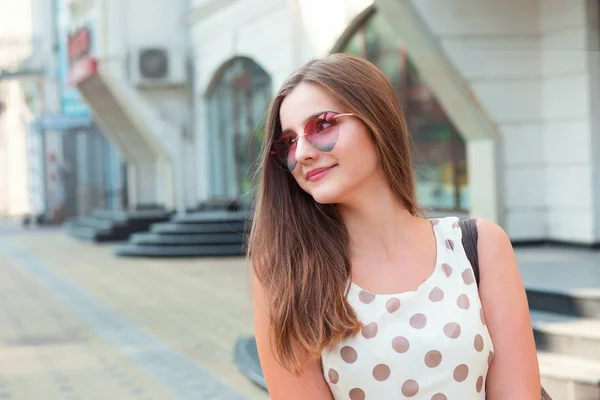 Mujer feliz en gafas de sol en forma de corazón mirando hacia los lados —  Fotos de Stock