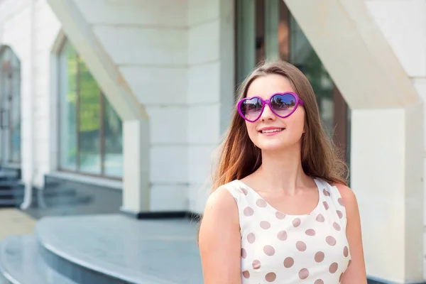 Meisje met hart vormige paarse zonnebril op zoek naar kant kopiëren ruimte dromen — Stockfoto