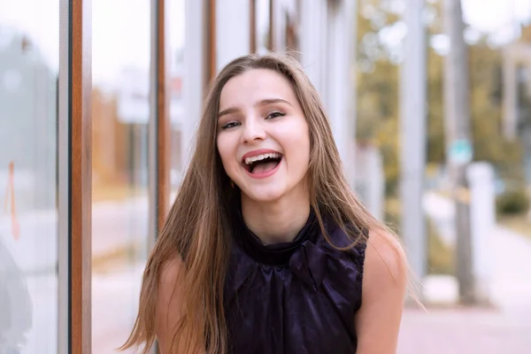Close-up retrato de uma bela menina de cabelo loiro feliz — Fotografia de Stock