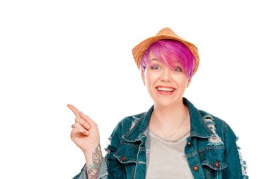 Uzak parmakla gösterilen büyüleyici mutlu modeli