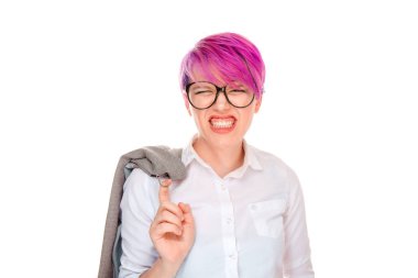 Beyaz ceket sırıtan kızla