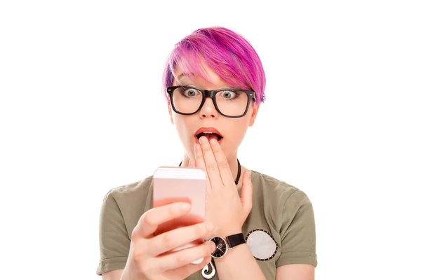 Mujer impactada viendo smartphone — Foto de Stock