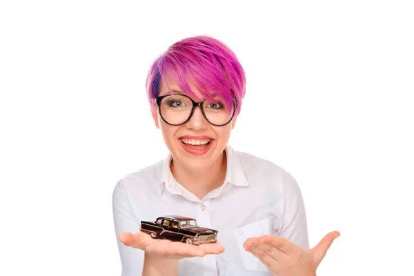 Sorrindo menina apresentando carro em miniatura — Fotografia de Stock