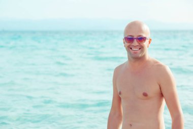 Fotoğraf makinesi vasıl büyük gülen gülümseme ile seyir rahatlatıcı adam