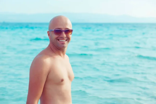L'uomo al mare godendo oceano vacanza natura sorridente felice — Foto Stock