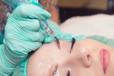 Mikro pigmentasyon kaşları iş akışında bir Güzellik Salonu