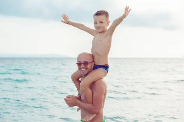 Baba ve oğul suda oynamak