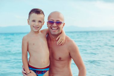 Baba ve oğul suda oynamak