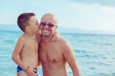 Baba ve oğul suda oynamak