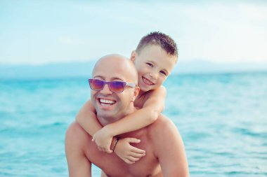 Baba ve oğul suda oynamak