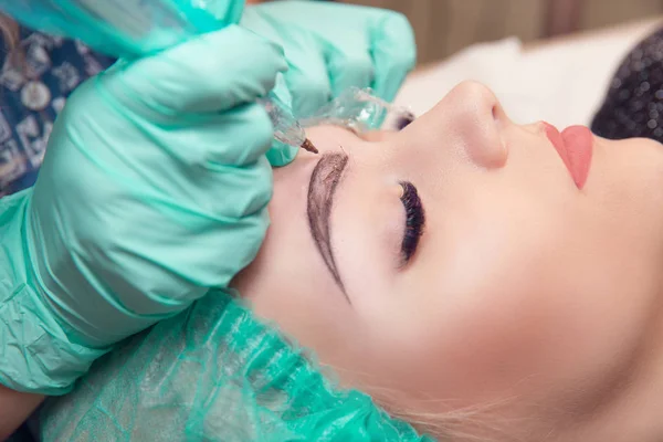 Microblading eyebrows work flow in a beauty salon, tint eyebrows — Stock Photo, Image
