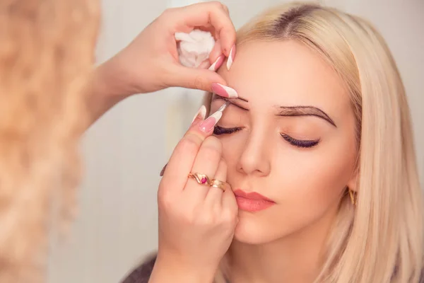 Microblading Augenbrauen Workflow in einem Schönheitssalon lizenzfreie Stockbilder