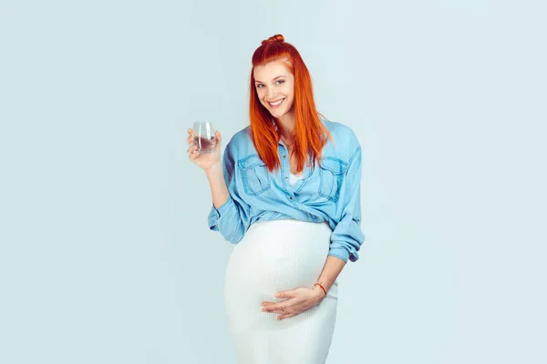 Mulher grávida saudável com copo de água — Fotografia de Stock