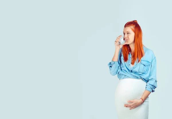 Femme enceinte saine eau potable — Photo