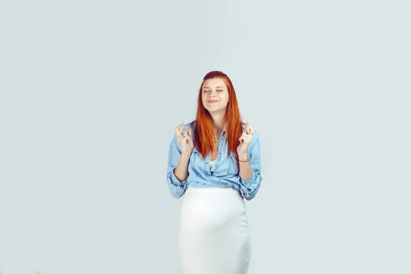 Gravid kvinna att göra med med händerna korsade — Stockfoto