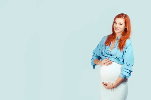 Encantadora mulher grávida em azul claro — Fotografia de Stock