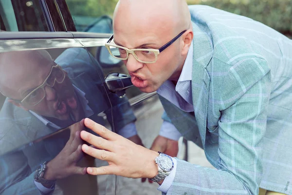 Loco hombre molesto con rasguño en el coche — Foto de Stock