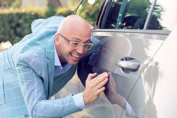 Hombre elegante obsesionado con la seguridad del coche nuevo — Foto de Stock