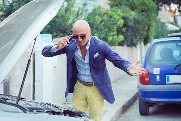 Hombre llamando por teléfono teniendo el coche roto — Foto de Stock