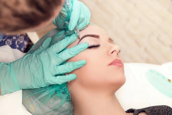 El flujo de trabajo de las cejas de Microblading en un salón de belleza — Foto de Stock